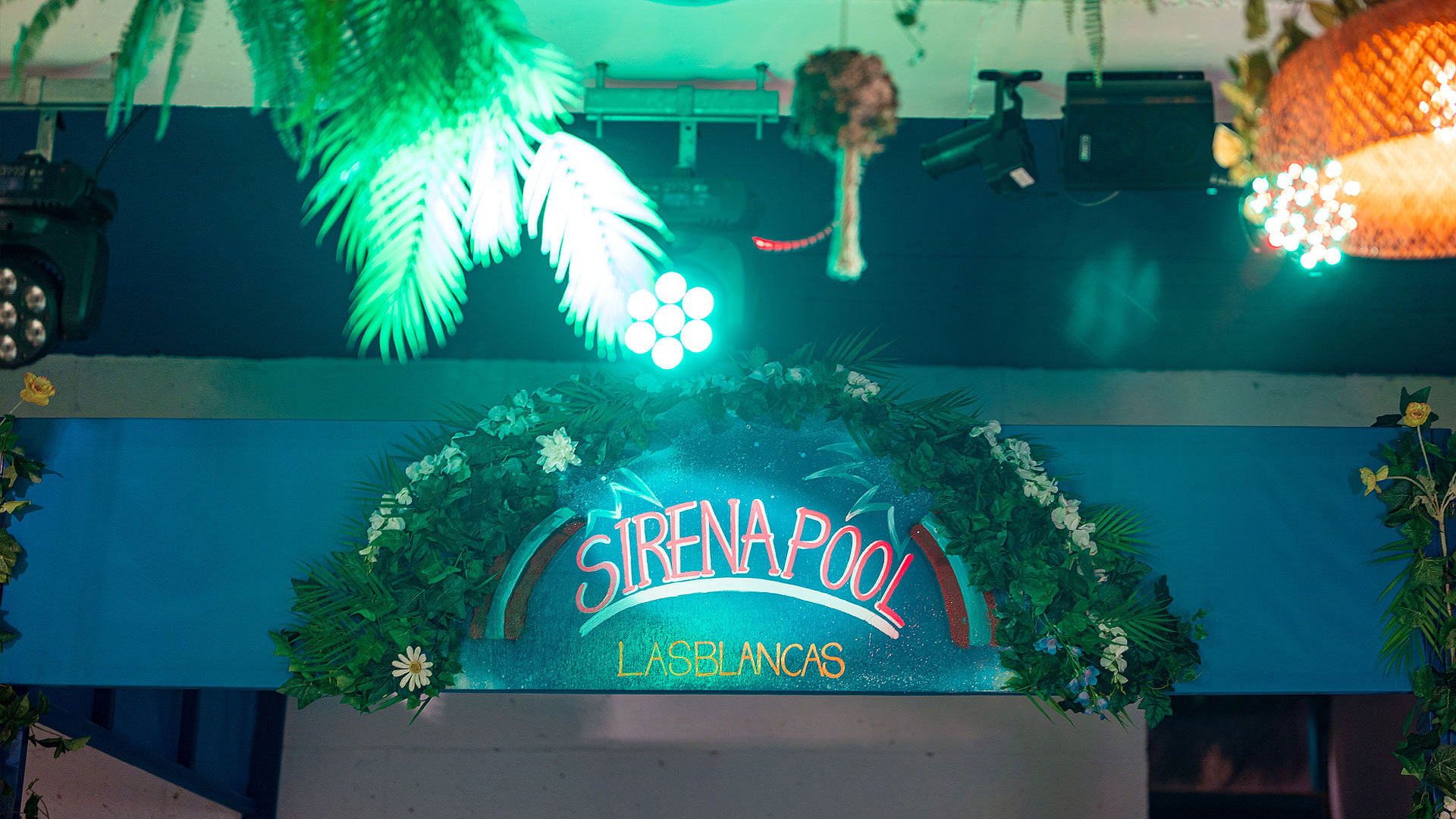 sirena_pool_neon_sign_entrance.jpg