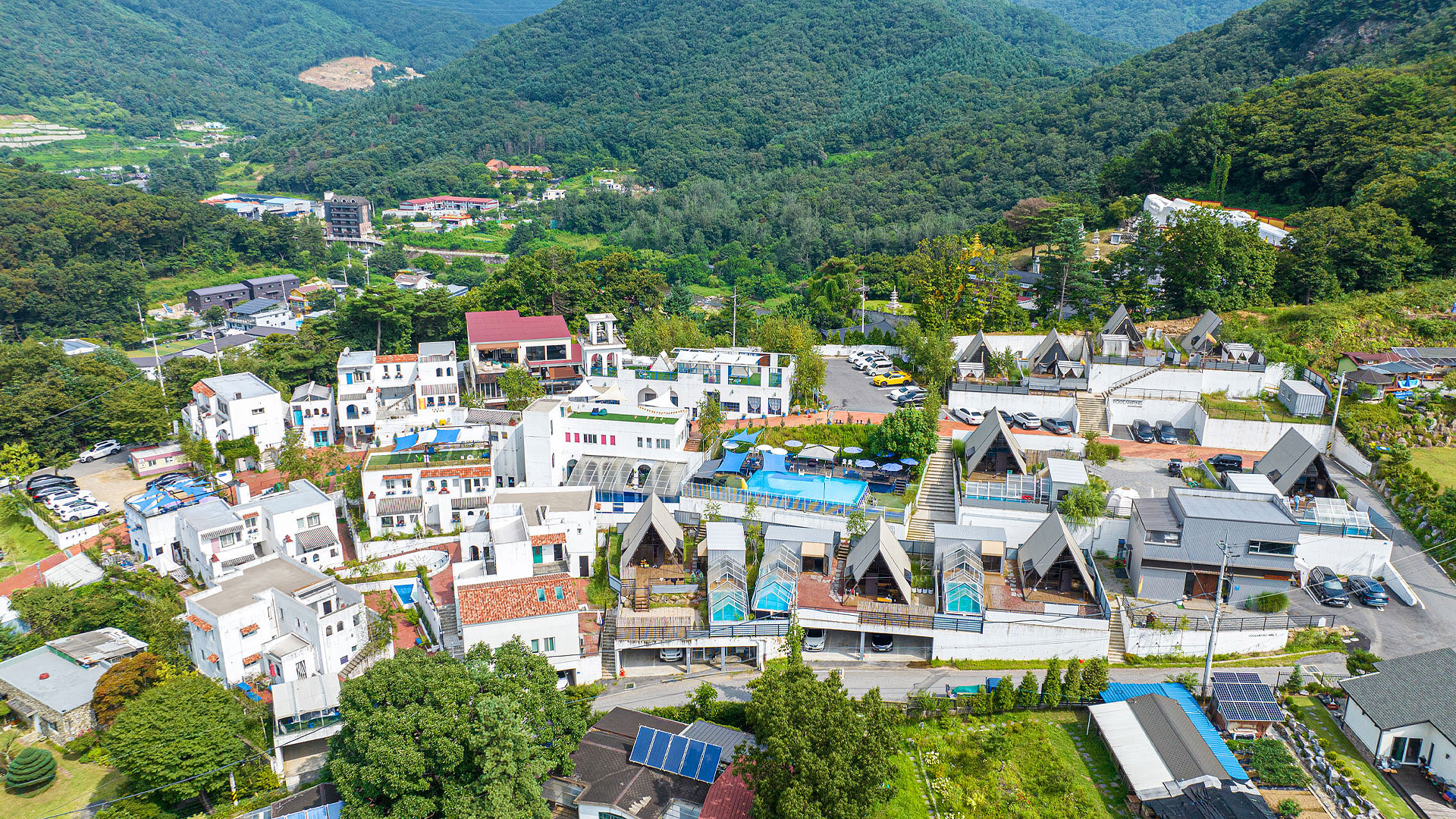 라스블랑카스 항공 전경 — 북한강변에 자리한 스페인 마을 전경